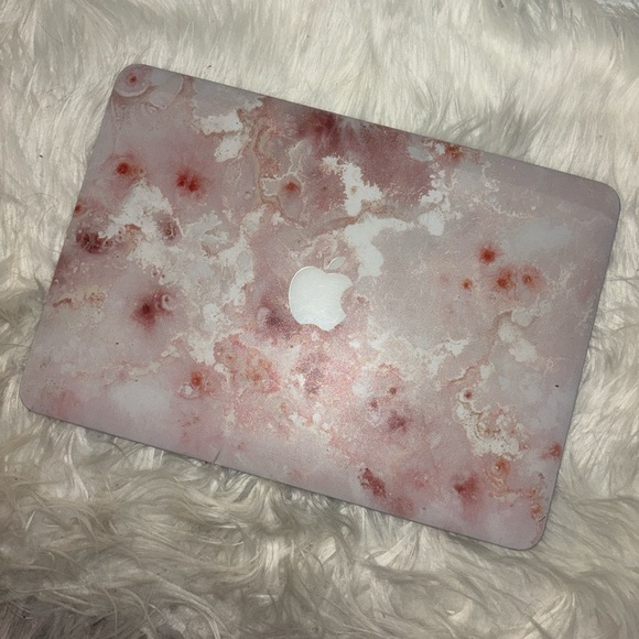 Apple MacBook Pro 13’ with included protection case